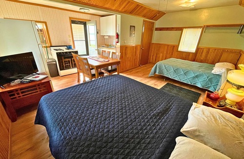 Phillips Resort | Lakeside Lodging, Multi-Cabin Lake Frontage!
