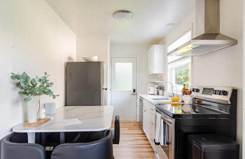 Hartland House | Lakeside Retreat ~ Cozy Cottage with Firepit