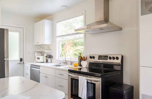 Hartland House | Lakeside Retreat ~ Cozy Cottage with Firepit