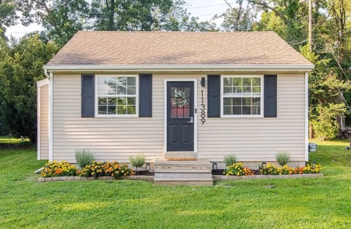 Hartland House | Lakeside Retreat ~ Cozy Cottage with Firepit