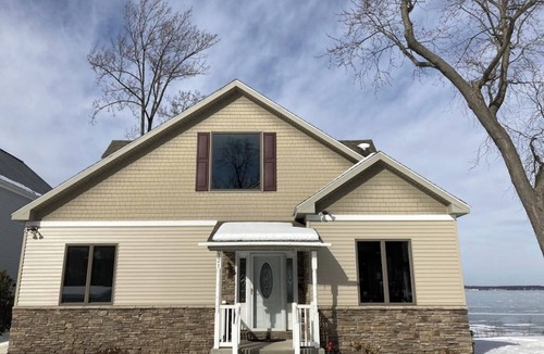 Malletts Bay House | Lakeside retreat with grill, fireplace, W/D, AC & sunset views - dog-friendly