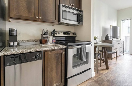 Pearl District Apartment | Landing | Amazing Studio, Courtyard, Gym