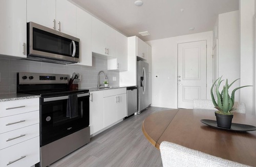 Sweetbriar Apartment | Landing | Beautiful 1BD, Pool, Gym