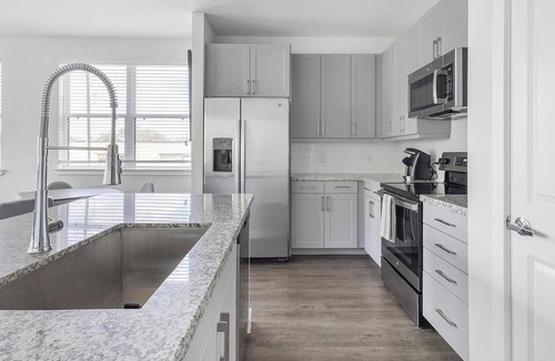 Spring Branch East Apartment | Landing | Beautiful 2BD, Gym, Courtyard