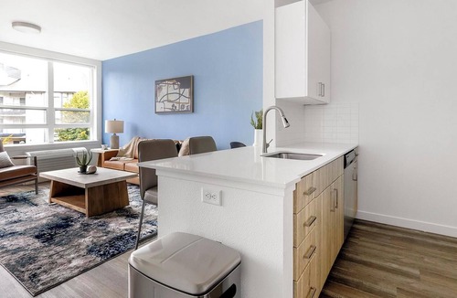 Bridgeton Apartment | Landing | Chic 1BD, Gym