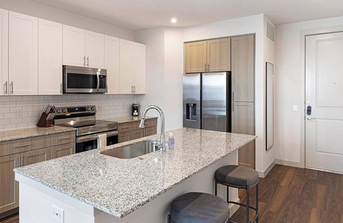 Fate Apartment | Landing | Chic 1BD, Pool, Gym