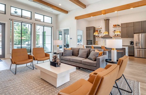 Knoxville Apartment | Landing | Chic 2BD, Gym