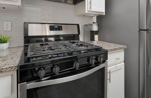 Town Center Apartment | Landing | Modern 1BD, Courtyard, Gym