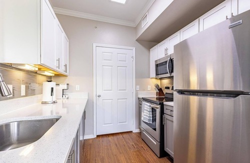 Webster Apartment | Landing | Modern 2BD, Gym