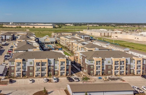 Terrell Apartment | Landing | Modern 3BD, Gym