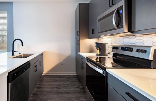 Coraopolis Apartment | Landing | Stunning 2BD, Courtyard, Clubhouse