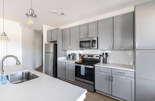 Dayton Apartment | Landing | Stylish 2BD in Manhattan Harbour