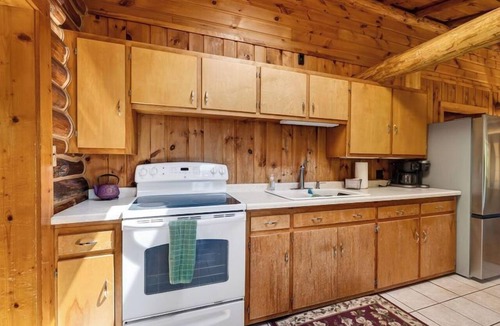 Drummond Cabin | Lang Lodge | Peaceful Waterfront Retreat on Picture Lake | 4 acres