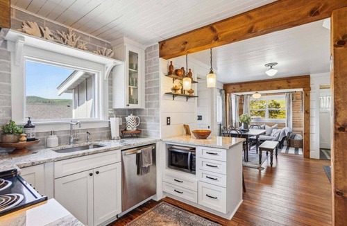 Downtown Cannon Beach House | Larch St Cottage - Perfect Downtown Location!
