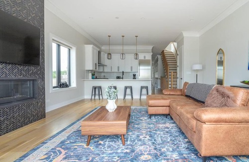 West Lakeview Apartment | Large 2-Bedroom with Huge Roof Deck view of Chicago Skyline
