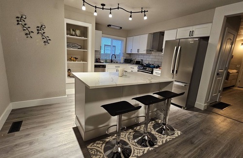 Southgate House | Large Cozy Home
