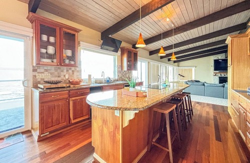 Shelton House | Large Private Family Beach House | HotTub Firepit Kayaks MiniGolf