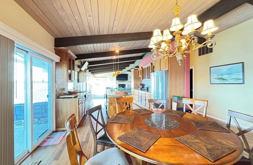 Shelton House | Large Private Family Beach House | HotTub Firepit Kayaks MiniGolf