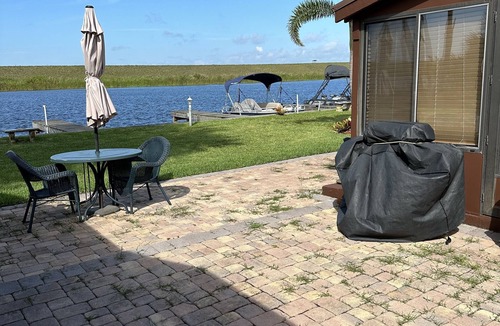 Okeechobee Cabin | Large waterfront cabin with dock and access to Lake Okeechobee
