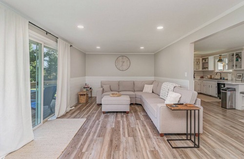 Clare House | Lavender Farm Retreat 12 Acres + Firepit Sleeps 14