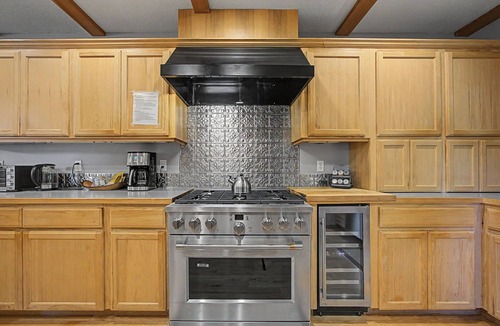 Welches Cabin | Lazy Bear Lodge: Hot Tub, Game Room & Dogs OK