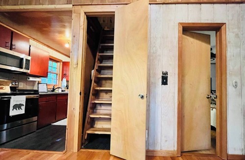 Helen Cabin | Lazy Bear Treehouse Pet Friendly & Min to Helen!