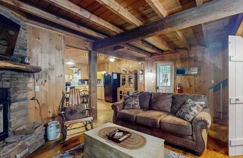 Raccoon Ridge Cabin | Lazy Days Cabin Stay