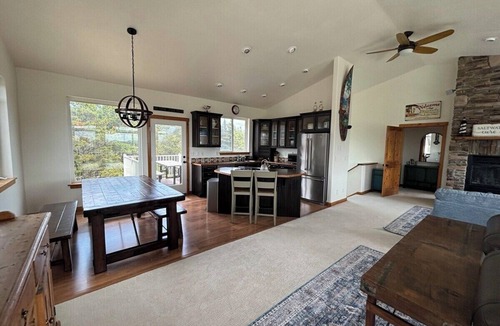 Kiwanda Shores House | Lazy Days-Large home, 4 br, 1/2 block to beach.