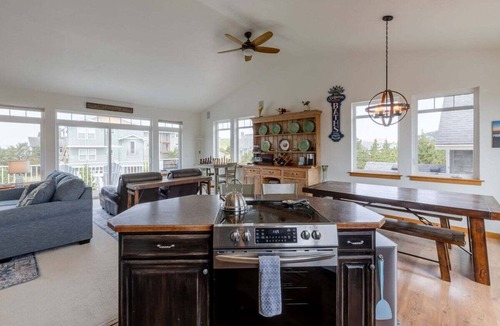 Kiwanda Shores House | Lazy Days-Large home, 4 br, 1/2 block to beach.