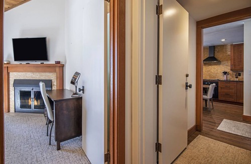 Black Butte Ranch Condo | LC025-26 | Modern split level 2 bedroom Condo w/kitchen and Mountain views.