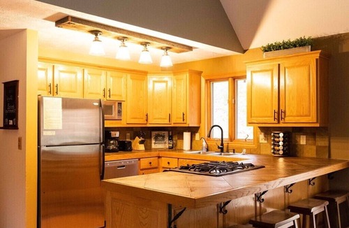 Traverse City Cabin | Leelanau Therapy+ HotTub, JettedTub, FirePlace