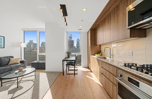 Downtown Chicago Hotel | Level studio suite with full kitchen and luxury bath
