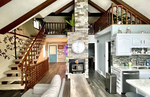 Gowen House | Lincoln Lake Paradise with Tiki Bar & Hot Tub