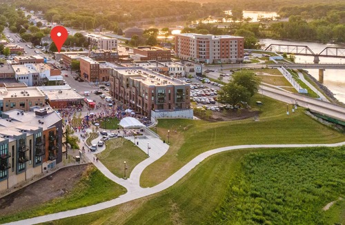 Cedar Falls Apartment | Lindell - Updated Downtown Cedar Falls Studio With Free Gated Parking!