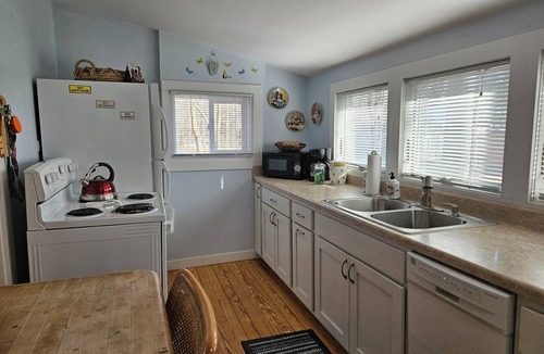 South Haven Cottage | Little Blue is a family friendly, quintessential cottage.