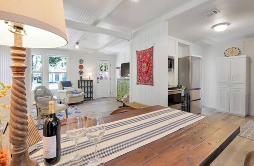 Johnson City House | Little Dipper - Walk to historic downtown square!