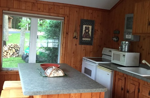 Mikana Cabin | Little Pine Cabin; a charming retreat for couples