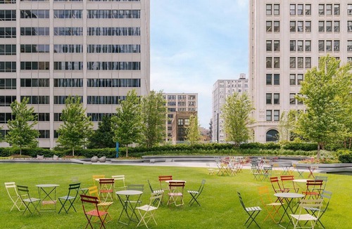 West Loop Gate Apartment | LIVN West Loop Chicago Queen Superior Studio