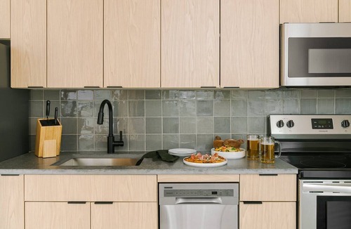 West Loop Gate Apartment | LIVN West Loop Chicago Classic Queen Studio