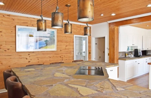 Forest House | Local landmark 4-bedroom estate with WiFi, AC on large farm in Forest, MS