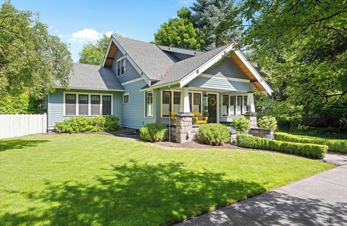 Old Bend House | Located on Bend's most sought after historic district street, provides the perfe