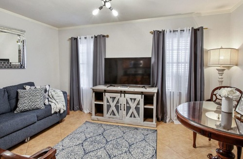 Touro Condo | Location Steps Away from Garden District & Street Car