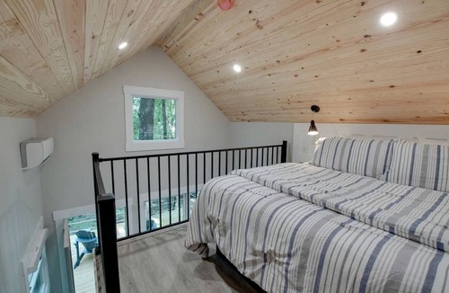 Groveoak Cabin | Lofted Romantic Tree House Immersed in Nature in Alabama