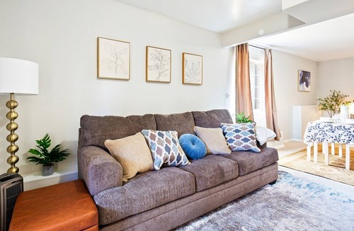 Madison South Apartment | Loftium | Charming Suite In Great Location near everything!