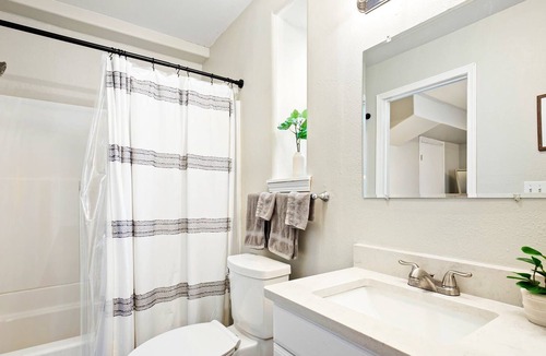 Madison South Apartment | Loftium | Charming Suite In Great Location near everything!