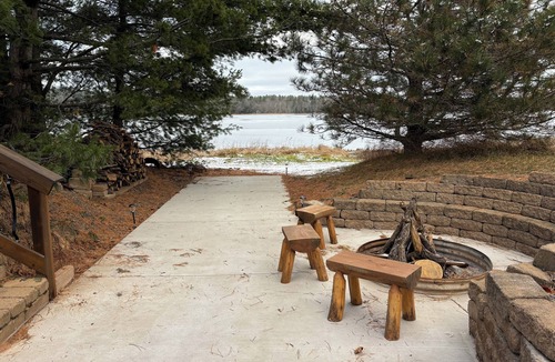 Webster Cabin | Log Cabin 4-bedroom on water with dock, sand beach with AC, WiFi in Webster