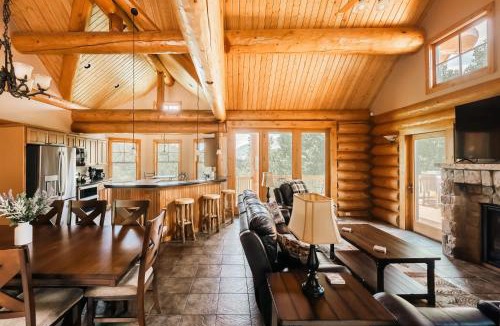 Three Peaks House | Log Cabin Getaway - Hot Tub - Ski, Hike, Relax