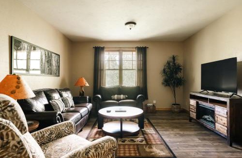 Three Peaks House | Log Cabin Getaway - Hot Tub - Ski, Hike, Relax
