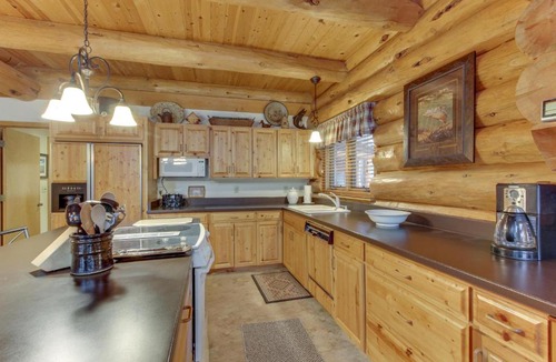 Oregon Water Wonderland House | Log Cabin Riverfront Getaway