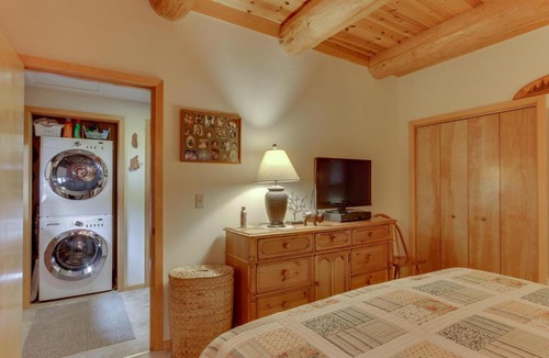 Oregon Water Wonderland House | Log Cabin Riverfront Getaway